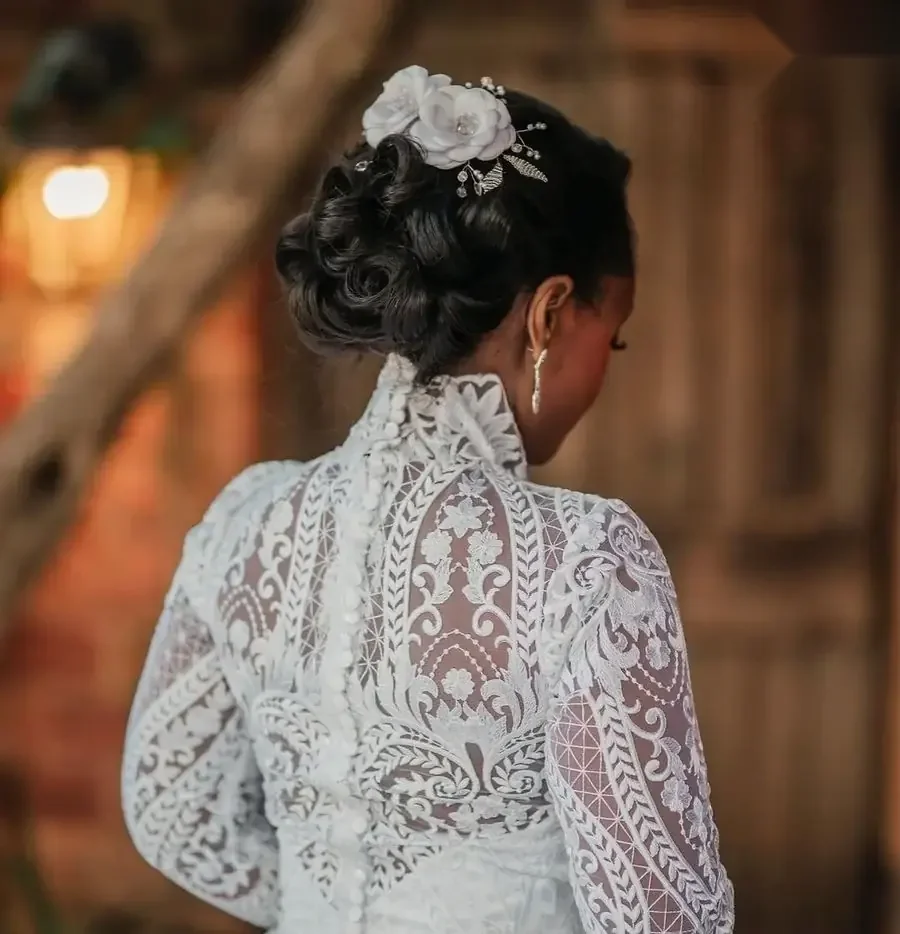 Detalhe de renda bordada à mão nas costas de vestido de noiva feito pela Sebastiana Rocha Ateliê em Taguatinga, Brasília