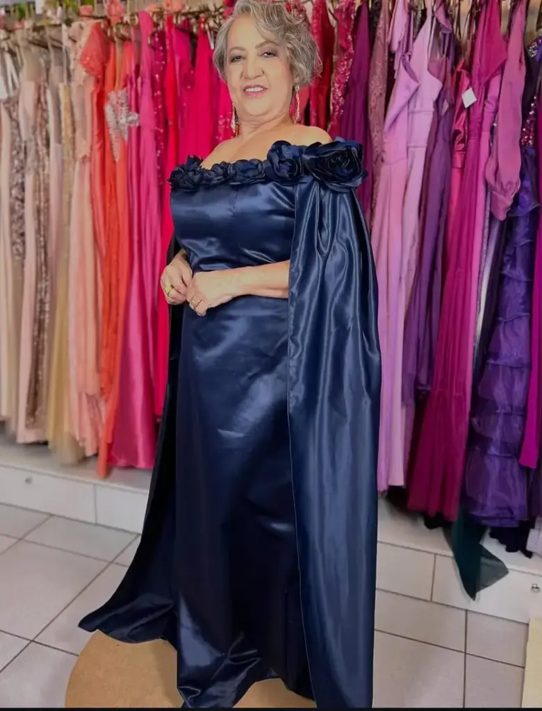 Vestido de festa azul marinho de cetim com capa e flores no ombro, Sebastiana Rocha Ateliê Taguatinga