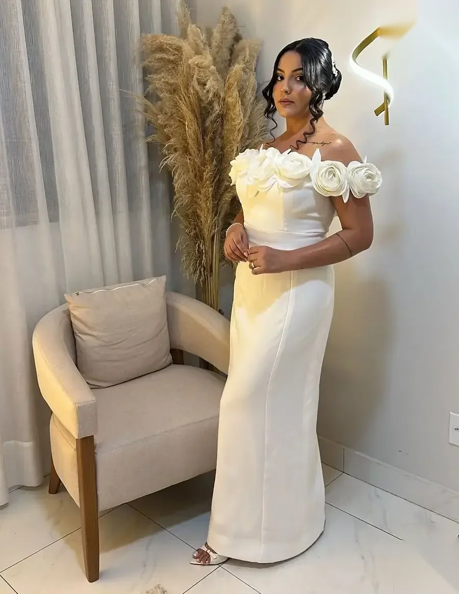 Vestido de festa branco com flores em tecido 3D no decote, Sebastiana Rocha Ateliê Taguatinga