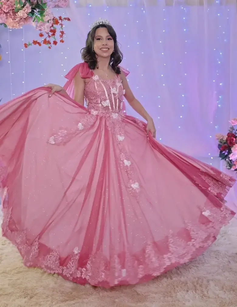 Vestido de festa rosa para debutante com aplicações de renda, Sebastiana Rocha Ateliê Taguatinga