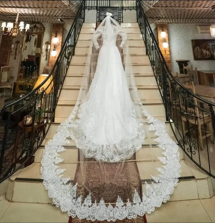Vestido de noiva com cauda longa de renda e véu catedral, Sebastiana Rocha Ateliê Taguatinga
